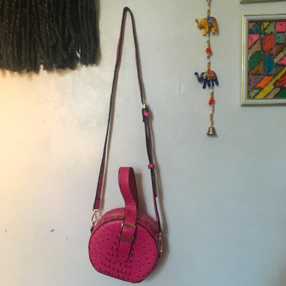 NWOT Ostrich embossed faux leather circle bag
